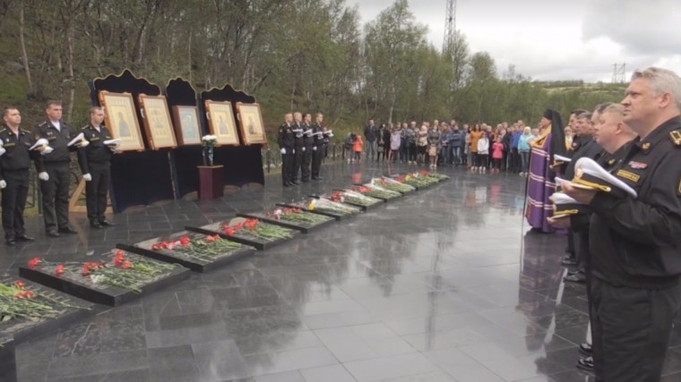Память погибших на подлодке «Курск» почтили на Северном и Балтийском флотах