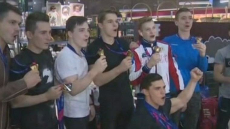 Российская мужская сборная по спортивной гимнастике с триумфом вернулась домой