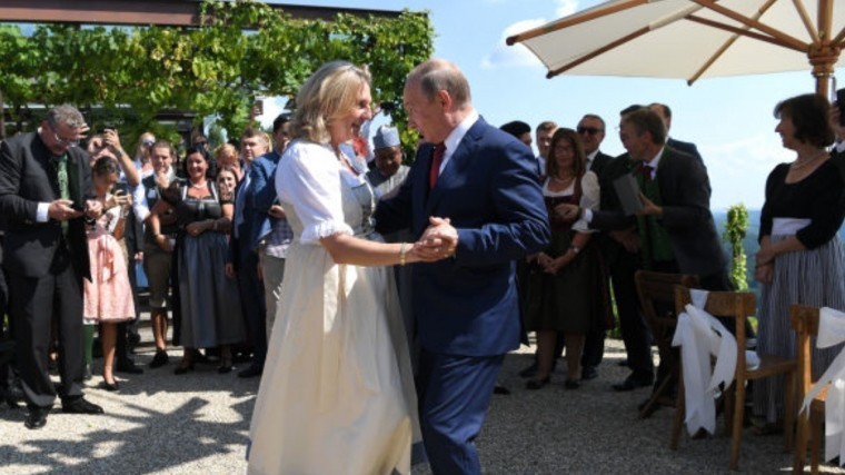 Станцевал с невестой и крикнул «Горько»: Путин посетил свадьбу главы МИД Австрии