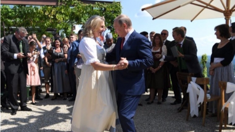 Новоиспеченный муж главы МИД Австрии лично подвел ее к Путину для танца — видео