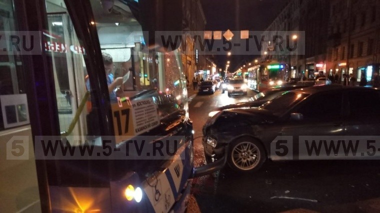 В центре Петербурга произошло массовое ДТП с троллейбусом