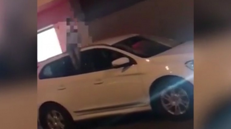 Пользователей возмутило видео с отцом, катающим ребенка на крыше автомобиля