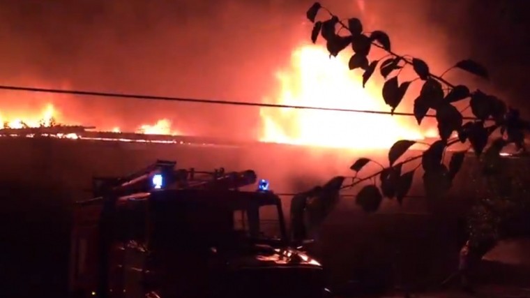 В Ростовской области тушат крупный пожар в жилом доме — видео