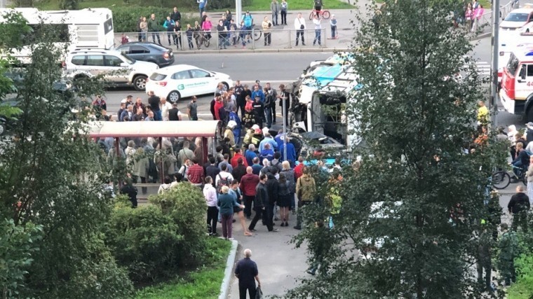 Среди погибших в ДТП с маршруткой в Петербурге оказалась девочка-подросток