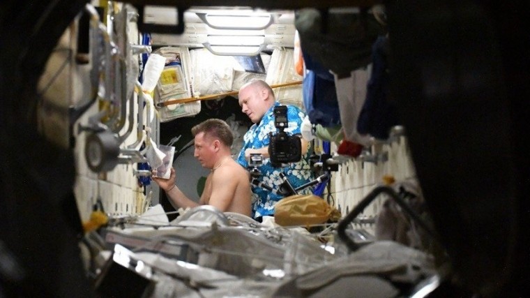 Видео: космонавты показали, как стригутся на МКС