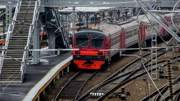 Поезд смял легковушку на железной дороге в Ленобласти — кадры с места
