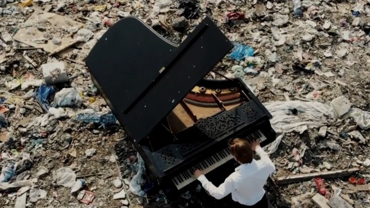 Музыкант сыграл на рояле в центре мусорного полигона — захватывающее видео