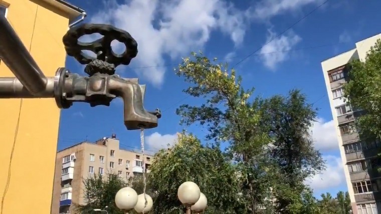 Видео: памятник водопроводу затопил улицу в Самаре