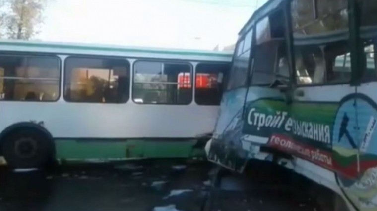 Четыре человека пострадали при столкновении автобуса с трамваем в Иркутске