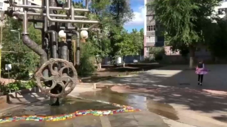 Нарочно не придумаешь: памятник водопроводу устроил потоп в центре Самары