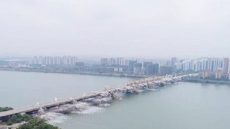 Камера сняла момент подрыва 23-летнего полуторакилометрового моста в Китае