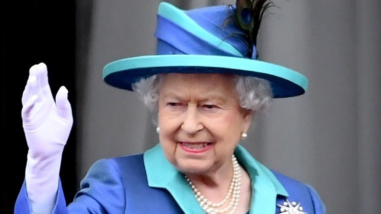 Елизавета II имитирует приветствие при помощи „фейковой руки“, когда устает