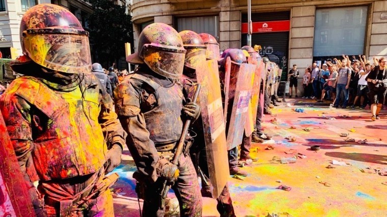 Разукрашенные полицейские и массовые задержания: как проходит митинг в Барселоне