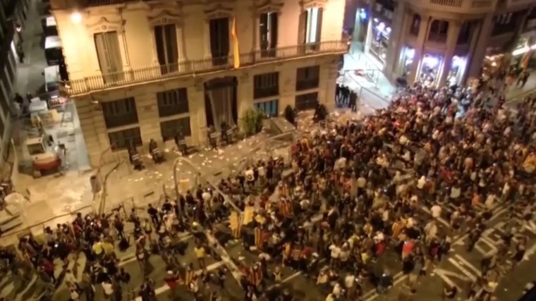В Барселоне начались столкновения митингующих с полицией