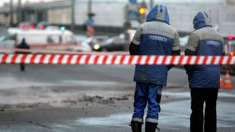 В Петербурге снова прорвало трубу с кипятком — видео
