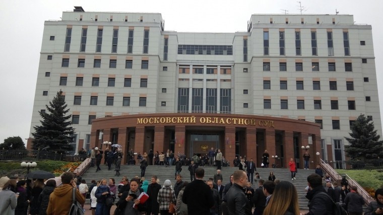 Из Московского областного суда спешно эвакуируют людей
