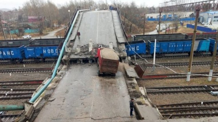 Видео: В Приамурье бетонный мост рухнул на проезжавший поезд