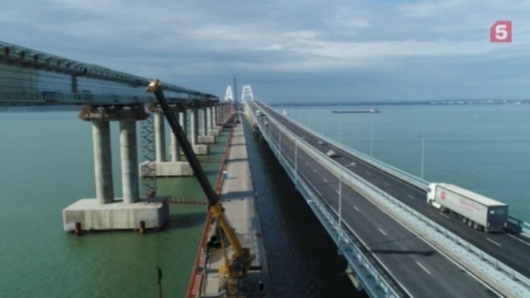 Подготовка дорожного полотна Крымского моста к зиме завершена