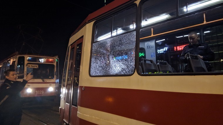 На юге Петербурге неизвестные обстреляли трамваи