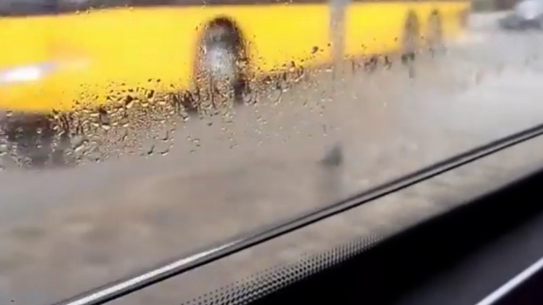 Красота в деталях: Искусственные волны гипнотизируют пассажиров автобуса — видео